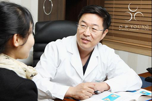 在韩国O&YOUNG整形外科商谈鼻修复