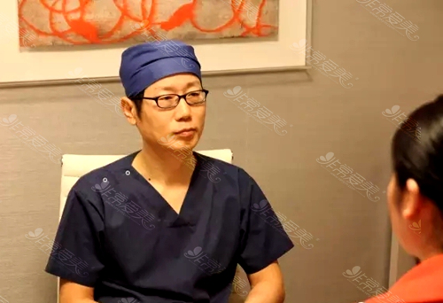 韩国清潭第一整形外科代表院长成镇模双眼皮修复术前面诊