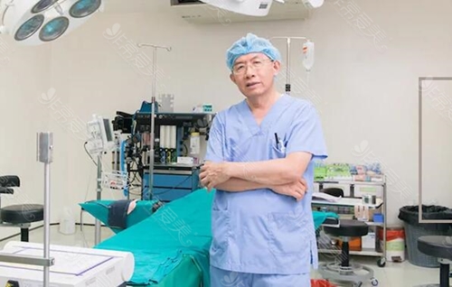 泰国Naravee Clinic医院院长Ronachai Komthong图