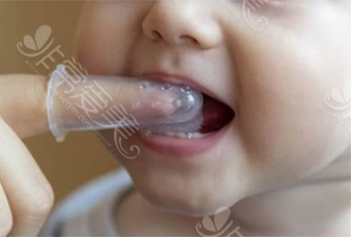 婴幼儿刷牙需要父母帮助