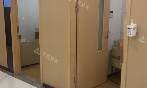 成都军大整形诊室门口展示