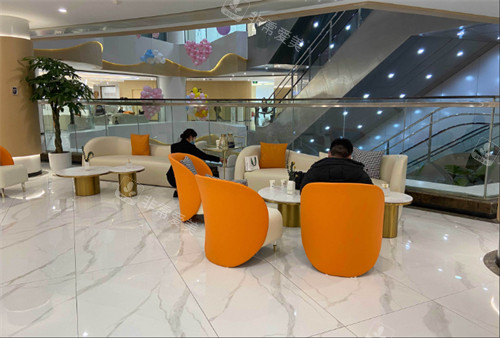 成都军大整形外科医院等待区