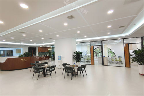 大连雅馨口腔医院大厅导诊台及休息区