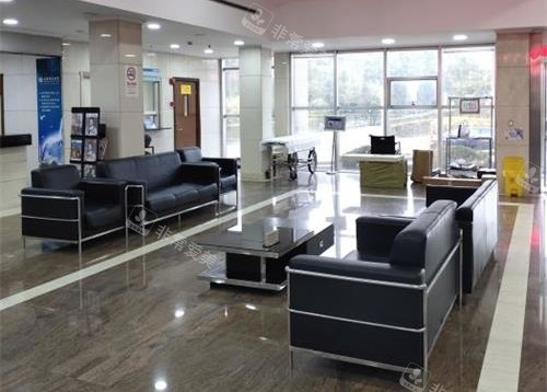 上海瑞东医院眼科大厅休息区