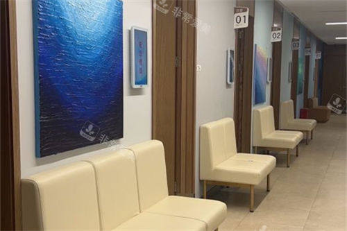 上海医大医院眼科候诊区