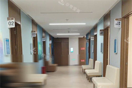 上海医大医院眼科走廊环境