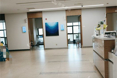 上海医大医院眼科诊室门口