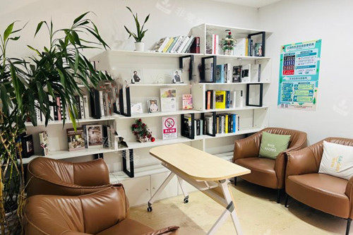 上海松丰齿科内部等候区一角环境