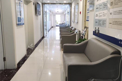 上海瑞东医院眼科过道休息等待区环境