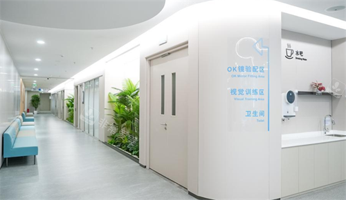 深圳普瑞眼科星耀店走廊