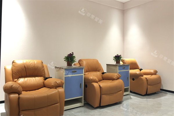 银川进川眼科医院休息区沙发
