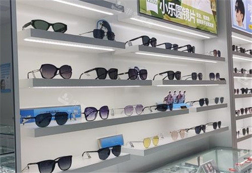 重庆合川爱成眼科太阳眼镜展示区