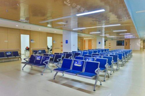 沈阳普瑞眼科医院候诊区