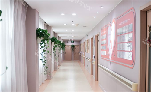 深圳港龙妇产医院走廊