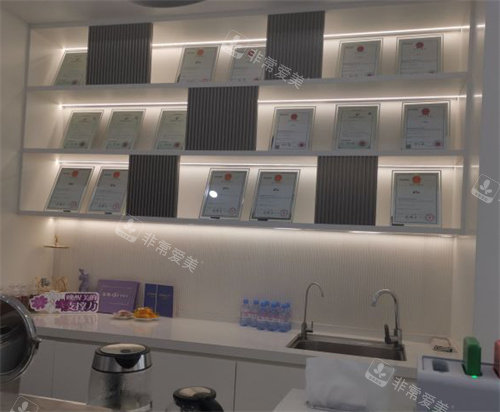 北京三仁整形的荣誉陈列区