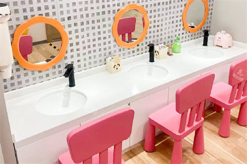 重庆多乐儿童口腔万象门诊刷牙区