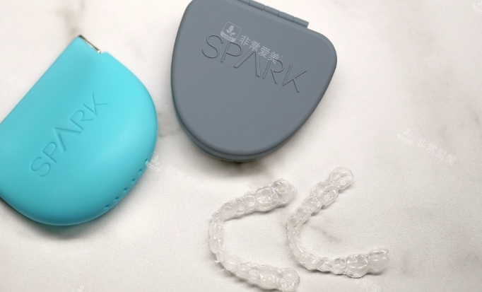 Spark正畸隐形矫正保持器和盒子