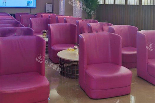 成都华美紫馨整形内部休息等候区一角