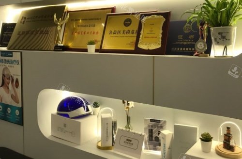 成都丝恒植发荣誉墙示意图