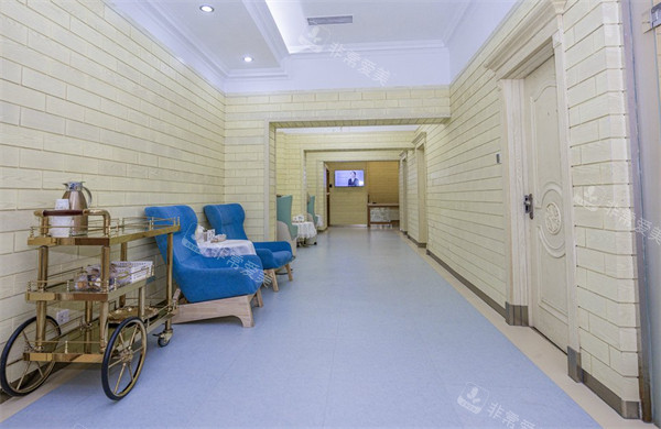 北京润美玉之光医疗美容走廊环境展示图