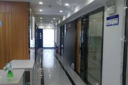 黄石乐芽口腔门诊部走廊