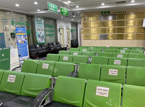 南京东南眼科等候区环境图