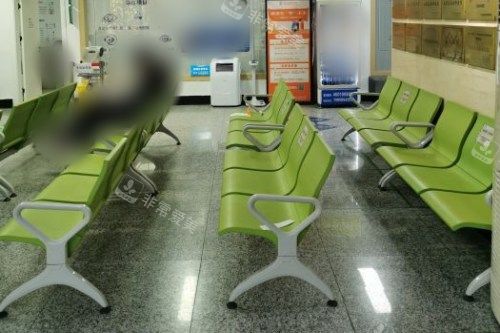 南京东南眼科医院候诊区