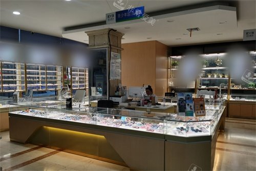 抚顺爱尔眼科医院1楼镜展区