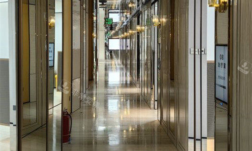 北京画美医院走廊诊室图