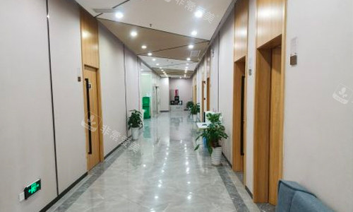 江西贛州葉子醫(yī)療美容醫(yī)院走廊 江西贛州葉子醫(yī)療美容醫(yī)院走廊