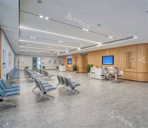 武汉爱尔眼科洪山医院大厅照片