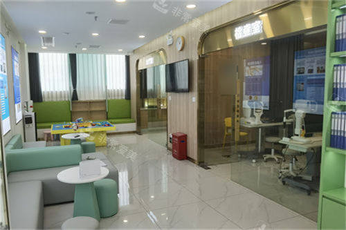 武汉自在视眼科休息候诊区