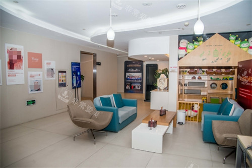 成都艺星一楼皮肤科等待区环境图一览 成都艺星一楼皮肤科等待区环境图一览