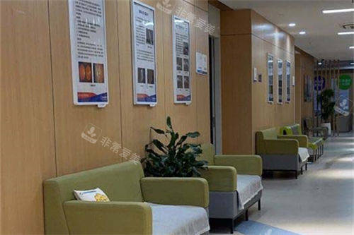 常州泽明眼科医院诊疗区休息候诊沙发