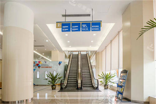 武汉爱尔眼科汉口医院电梯口