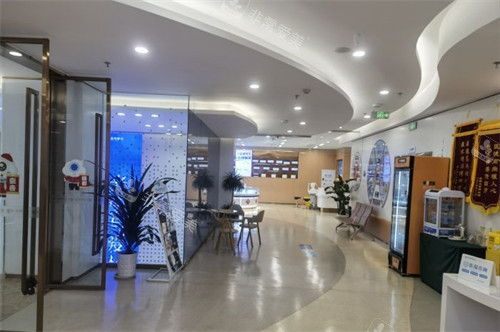 重庆华厦渝州眼科医院大厅环境图