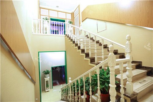 北京润美玉之光医疗美容室内一角展示