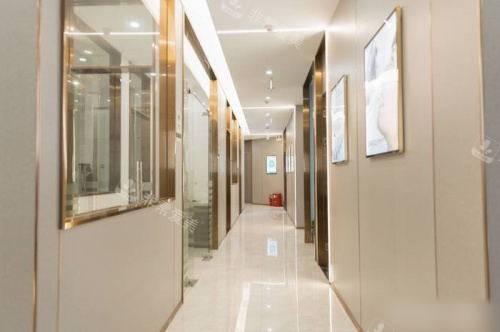 杭州富阳金铂利口腔医院走廊
