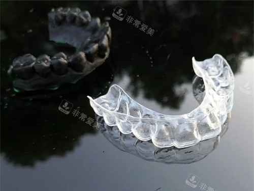 牙齿矫正透明保持器实物展示图