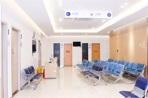 宜春爱尔眼科医院诊区候诊
