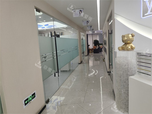 杭州雅莱口腔门诊滨江区滨江彩虹院走廊环境