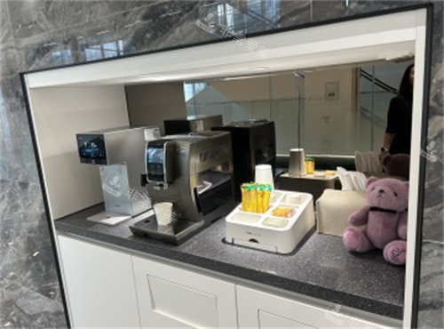 本颜整形茶水区