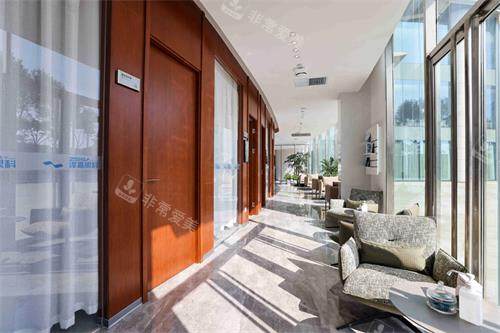 青岛泽嘉眼科走廊休息区环境