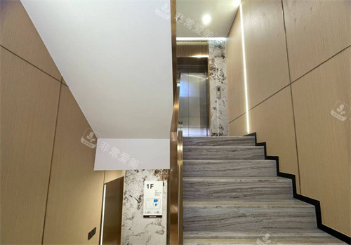 成都晶肤医美（宽窄巷子总院）楼梯间