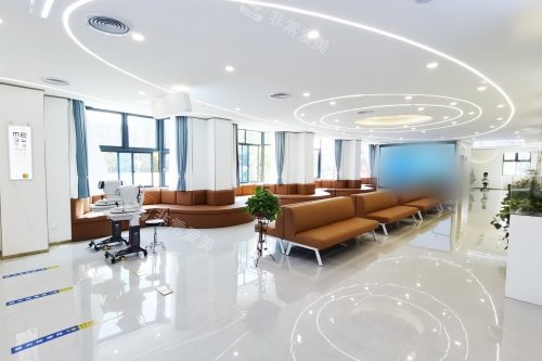 南昌华厦眼科医院候诊区2