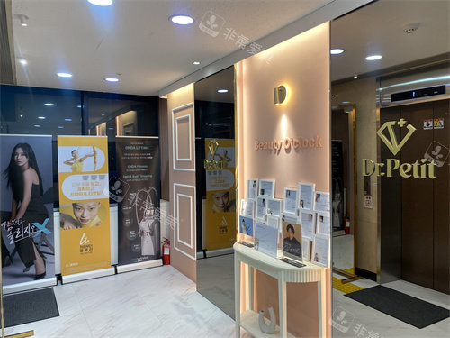 韩国朵戈芙蒂弘大店走廊休息区