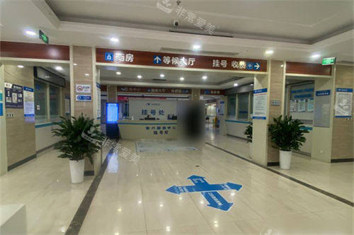 成都华厦眼科大厅挂号处