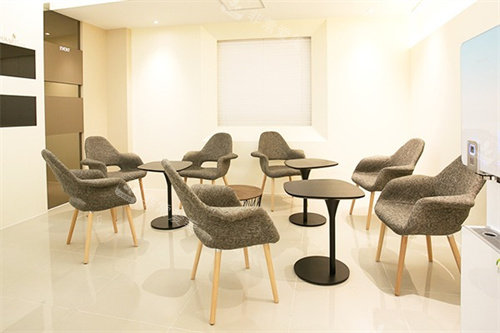 韩国You&I皮肤科等待区 韩国You&I皮肤科等待区