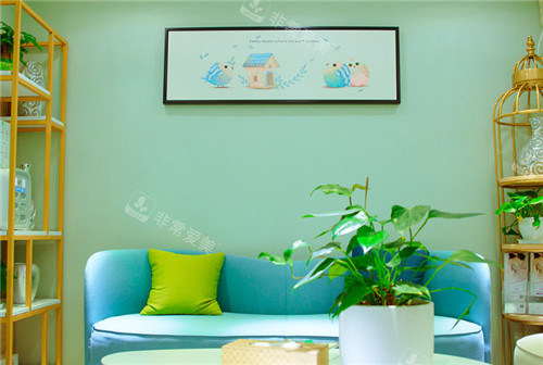 昆明华美美莱医疗美容等候区一角