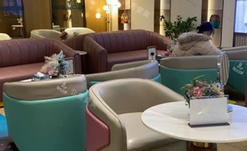 贵阳华美紫馨整形大厅休息区